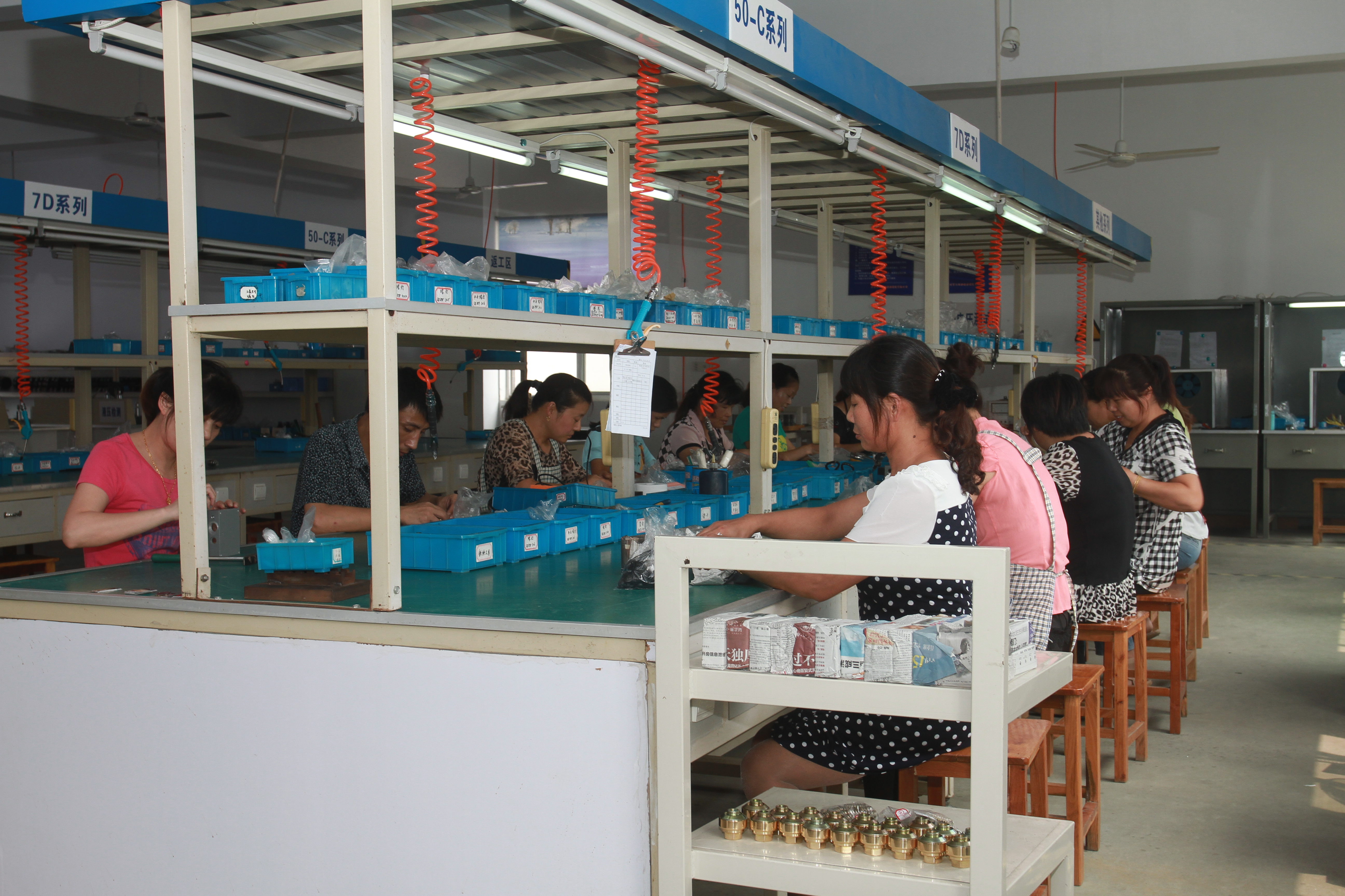 機械壓力開關(guān)車間